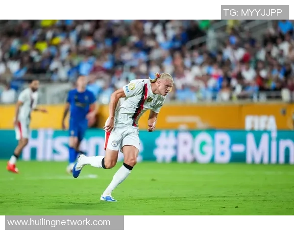 老人在绿茵场上重燃青春梦想成为足球明星的传奇故事