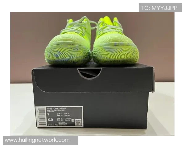 足球明星荧光绿球鞋引领潮流让你在球场上闪耀夺目成为焦点